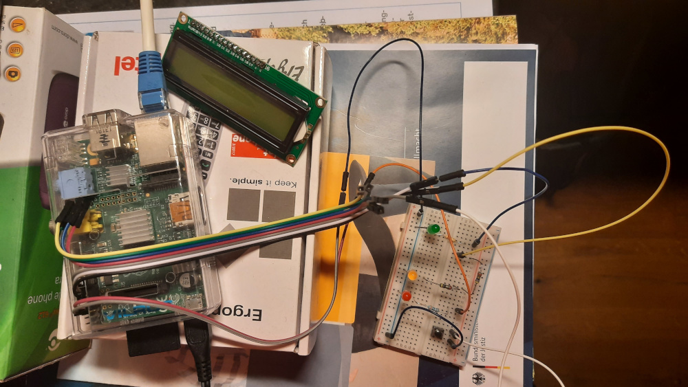 Testaufbau Raspberry Pi, LEDs auf Breadboard, LCD-Display testaufbau-rasppi